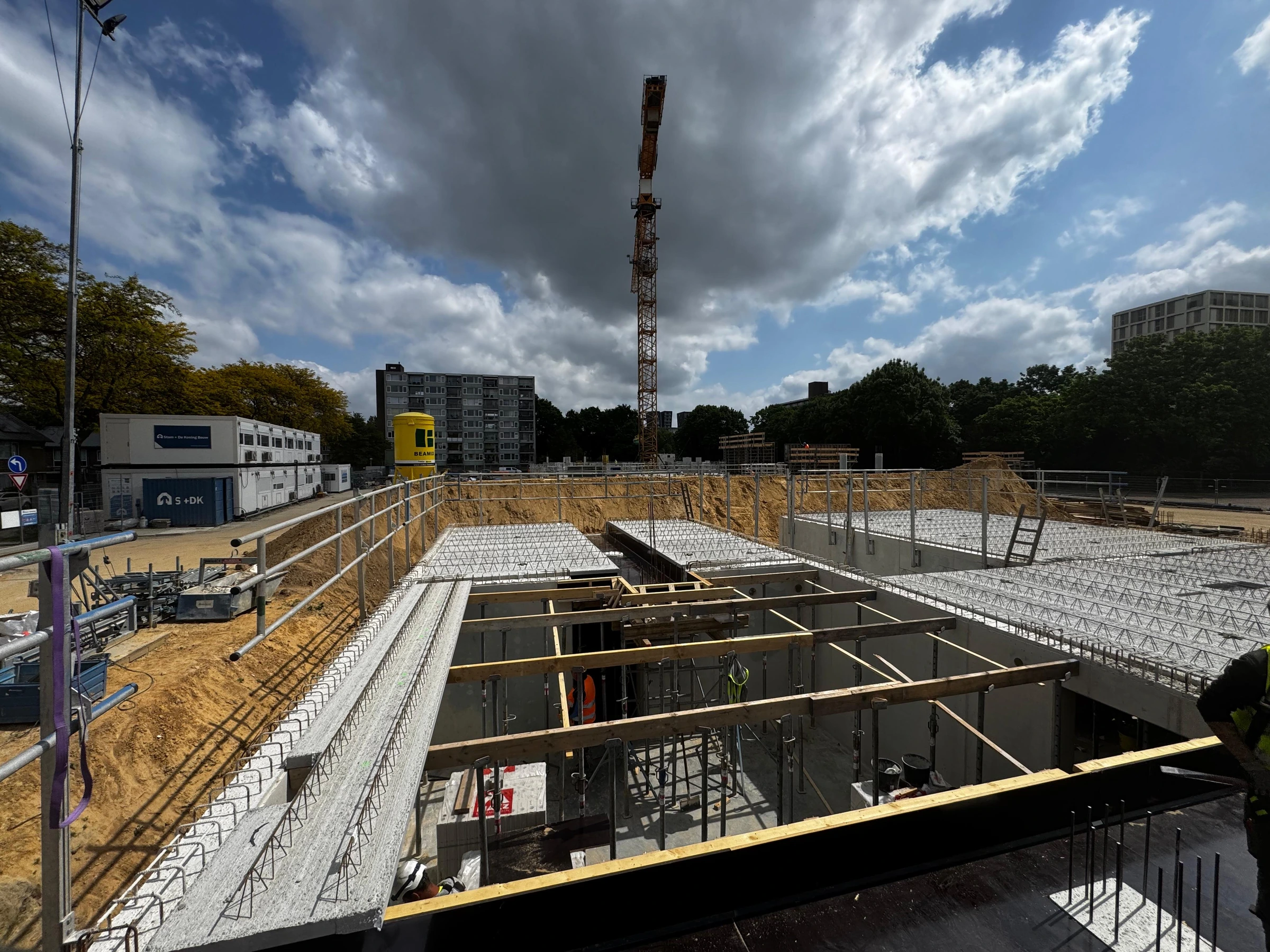 Casco in beton met breedplaatvloeren en bouwkraan op een project van De Beton EXPERT