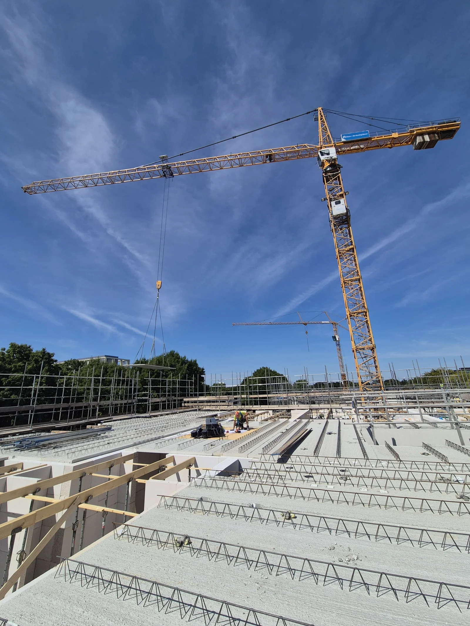 Casco in aanbouw met kraan door De Beton Expert