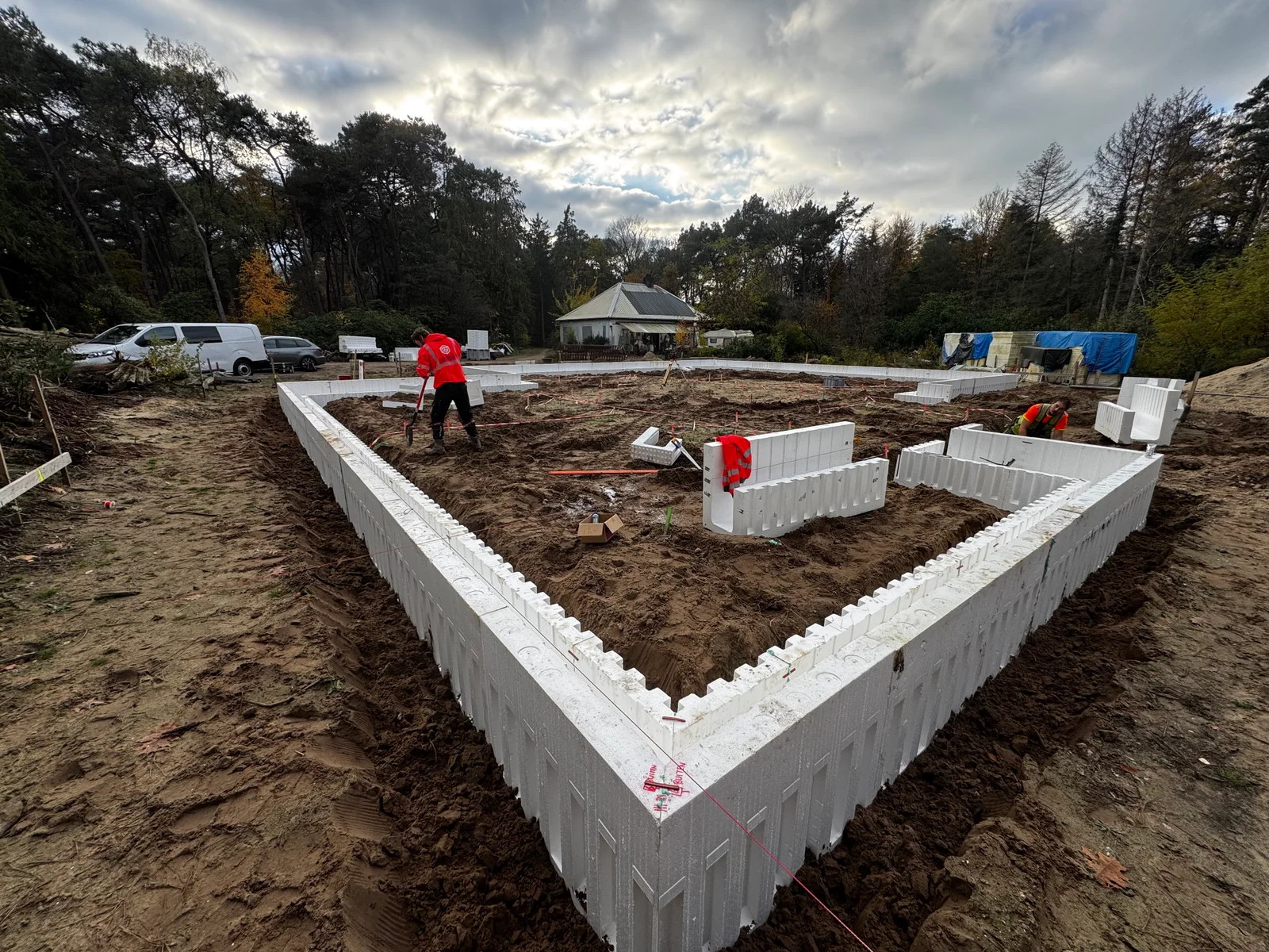 Bekisting voor een betonfundering, gesteld op maat