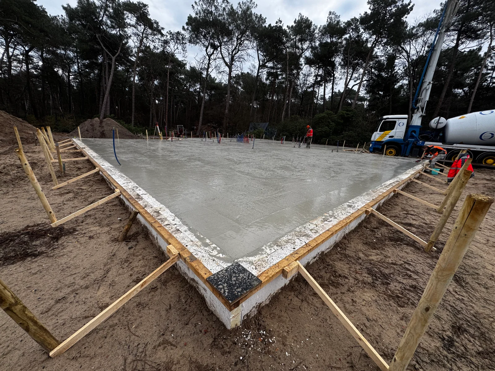 Verse betonvloer gestort bij een woning door De Beton Expert