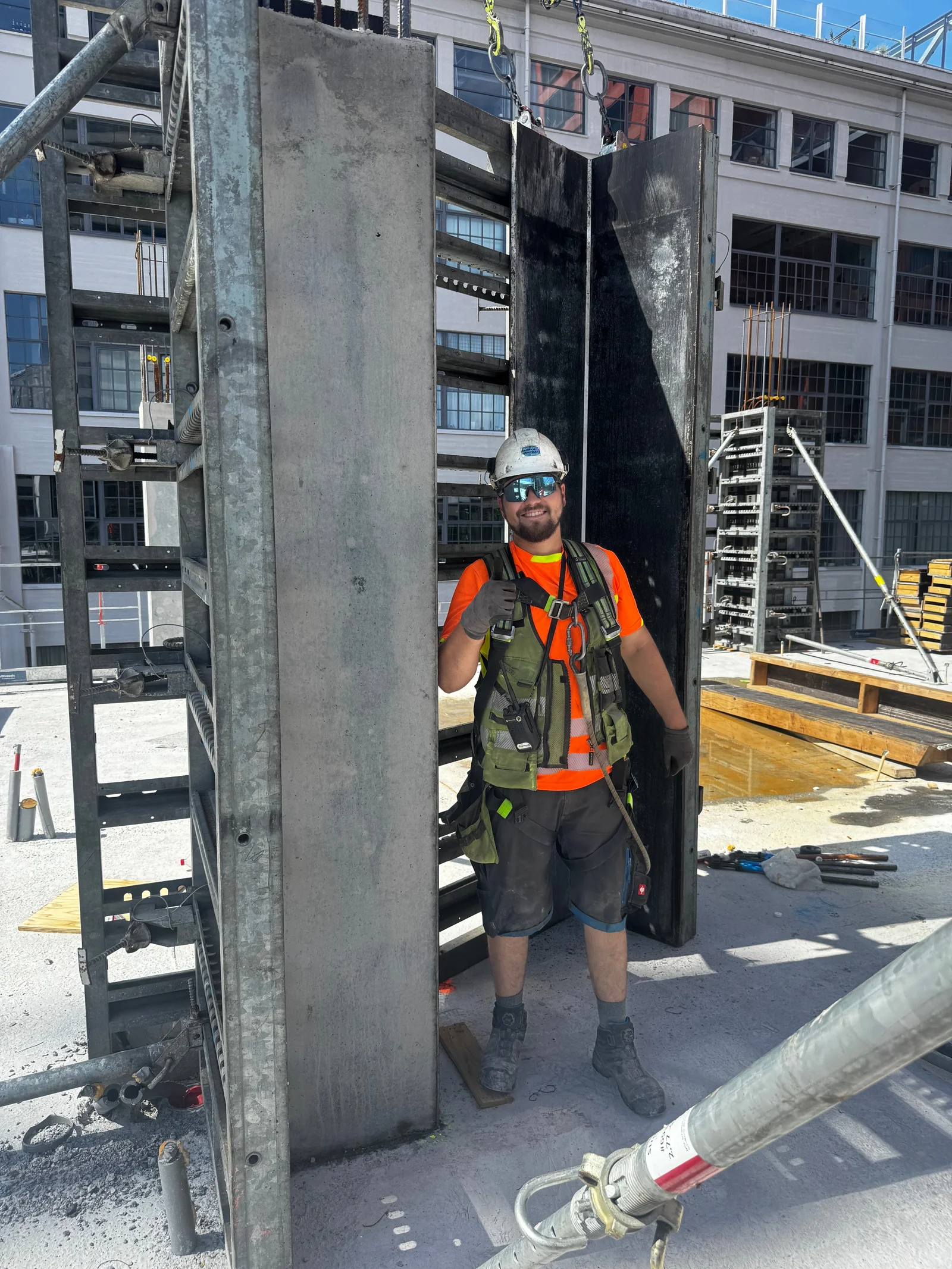 Vakman van De Beton EXPERT bij de wandbekisting op een bouwproject