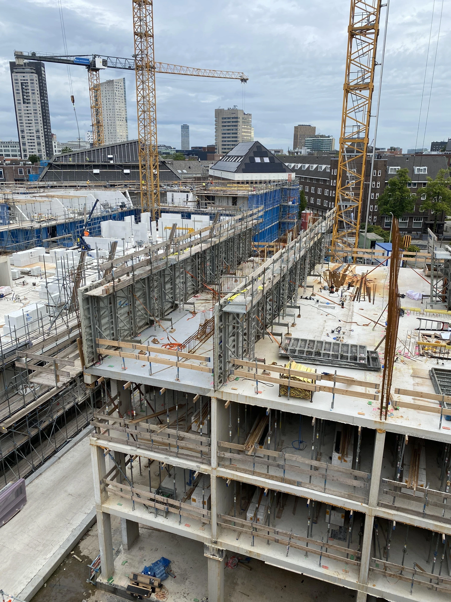Wandbekisting gesteld en gestempeld op een bouwproject in de stad