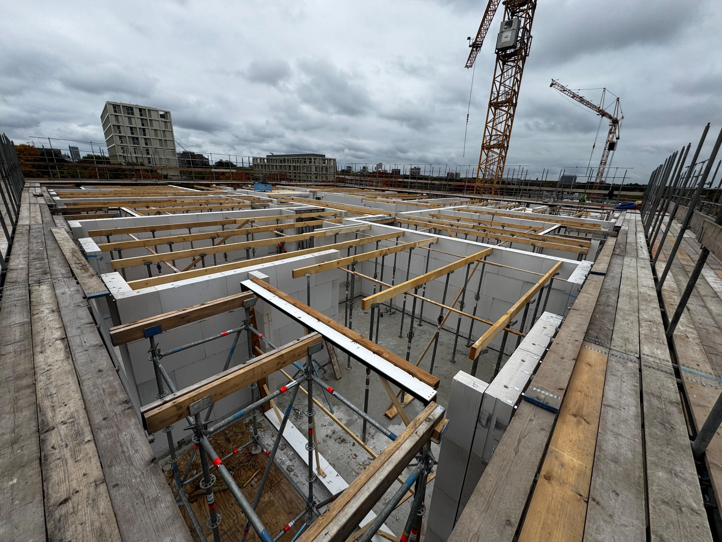 Vloeropbouw met isolatie en bekisting op prefab wanden