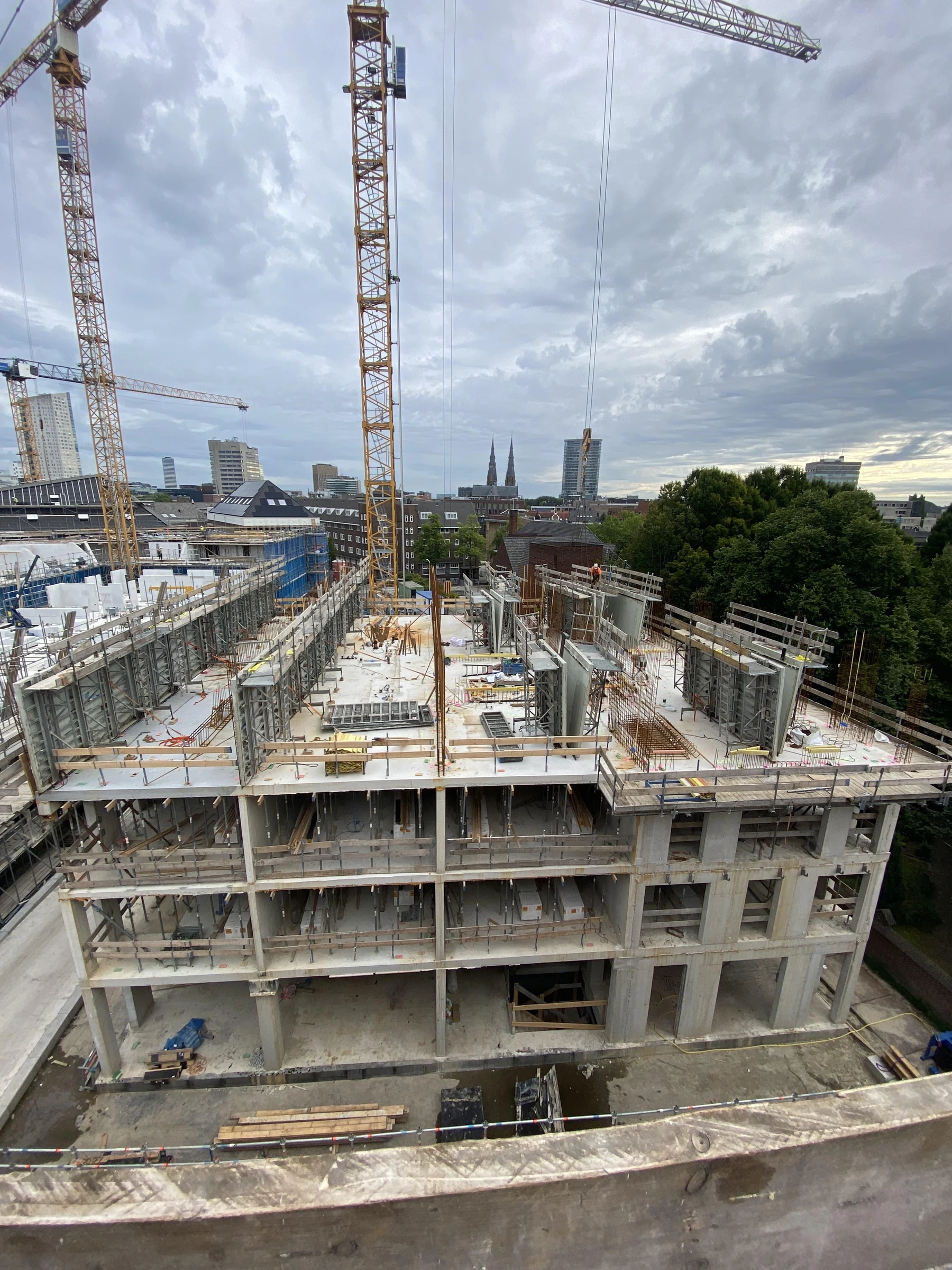 Casco in beton met wandbekisting over meerdere bouwlagen