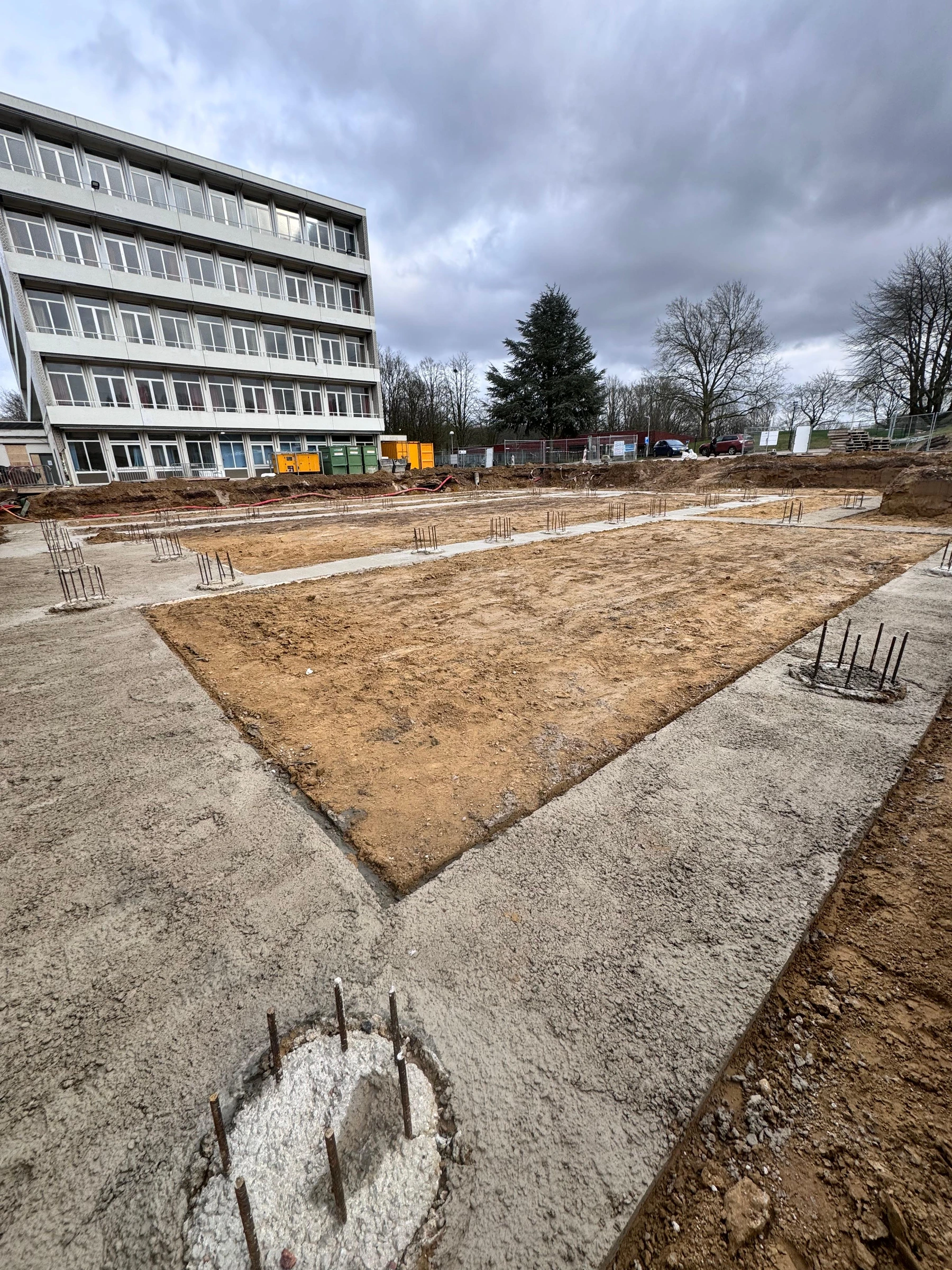 Betonfundering met poeren, stroken en wapeningsstekken