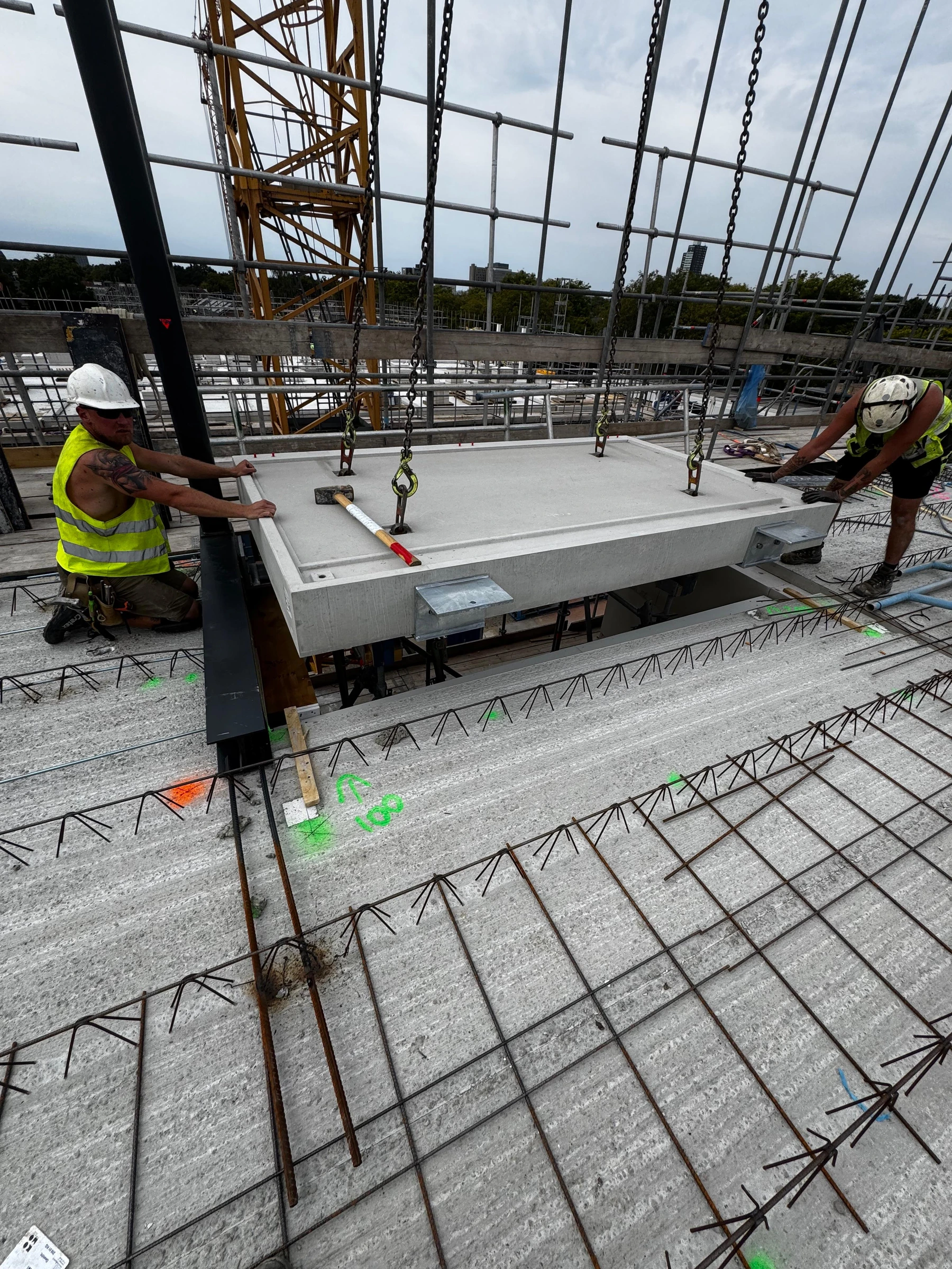 Vakmensen aan het werk bij een betonstort