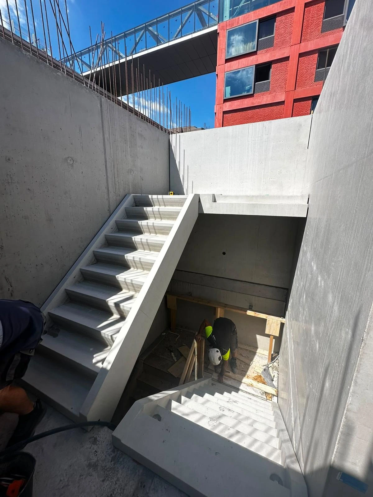 Gemonteerde prefab betontrap in een gestort trappenhuis