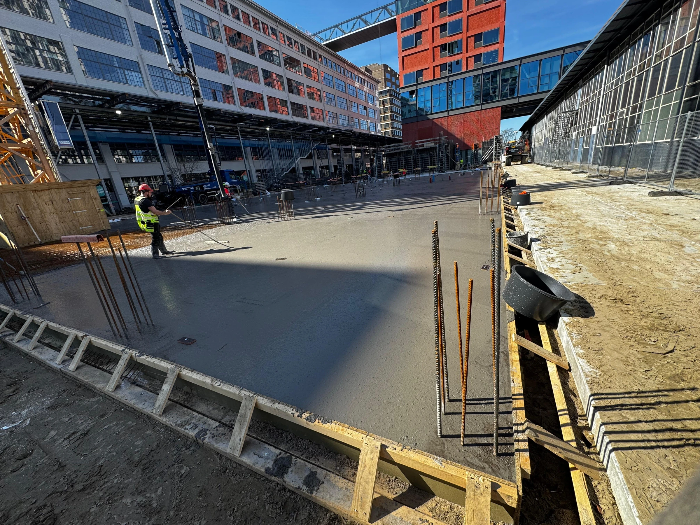 Verse betonvloer wordt afgereid op maat